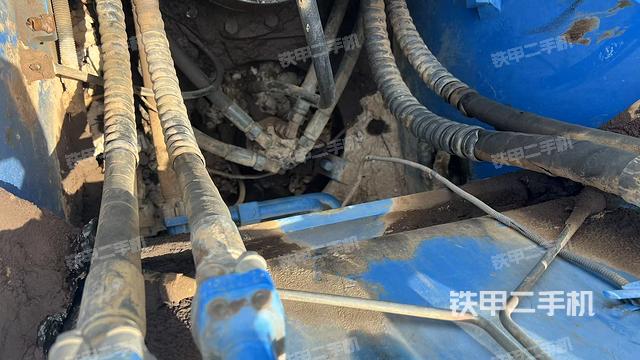 中央回轉(zhuǎn)接頭特寫(xiě)（上車(chē)部件）