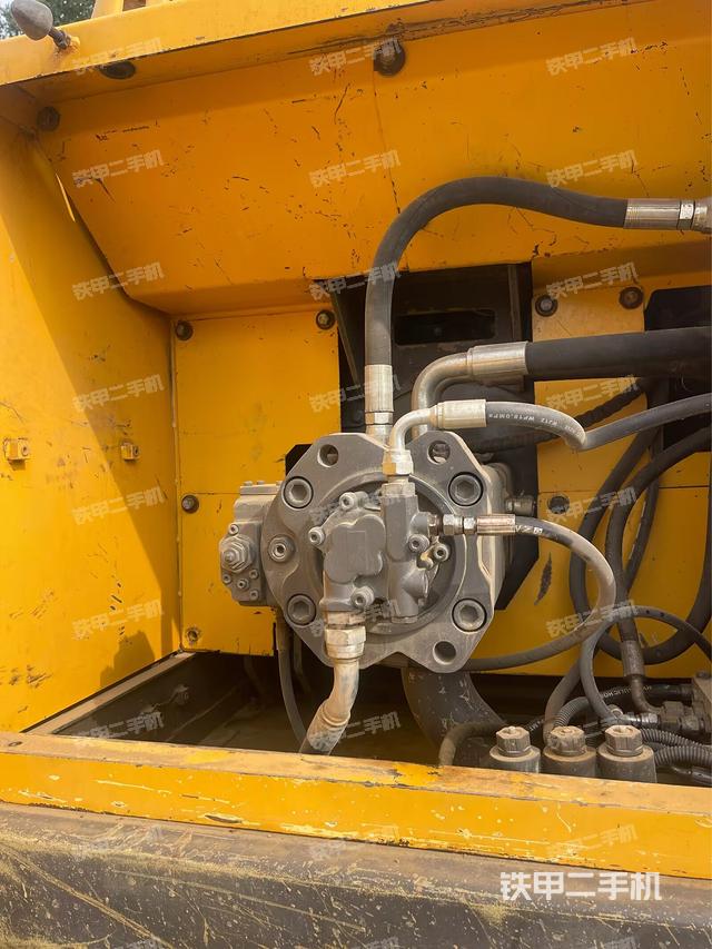 液壓泵艙室正面整體（整機外觀）