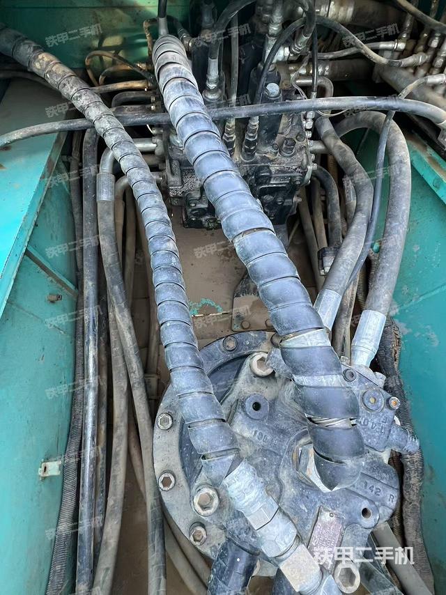 回轉(zhuǎn)馬達(dá)和主控閥（整機(jī)外觀）