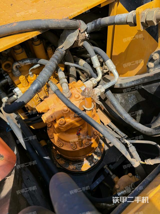 回轉(zhuǎn)馬達(dá)和主控閥（整機(jī)外觀）