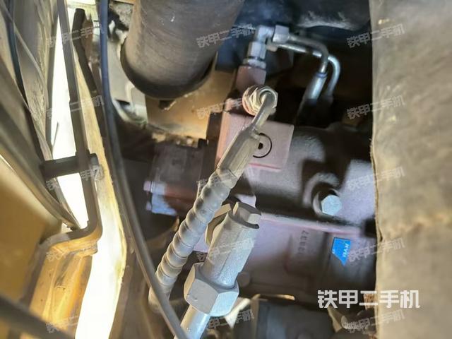 液压泵舱室正面整体（整机外观）
