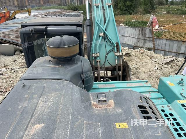 駕駛室頂部(整機(jī)外觀) 駕駛室頂部(整機(jī)外觀)
