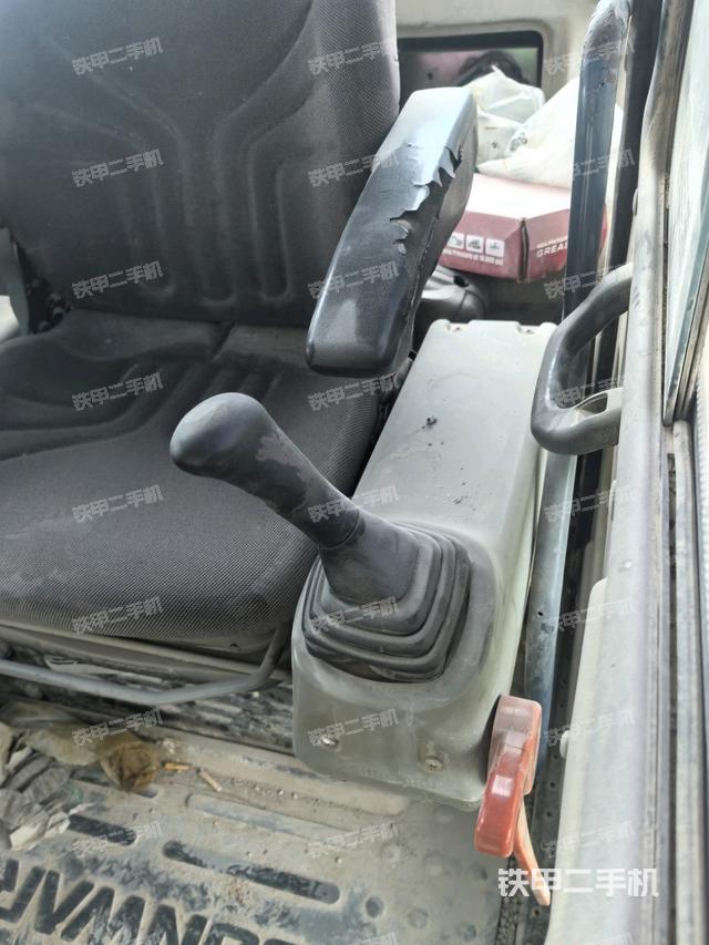 行走控制手柄和踏板?俯拍（駕駛室部分）