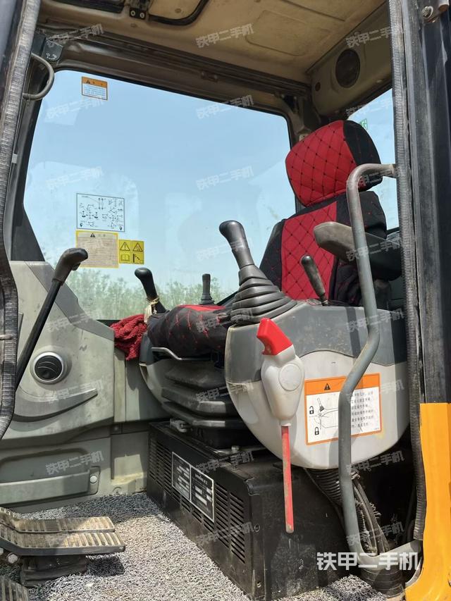 駕駛室頂部(整機(jī)外觀) 駕駛室頂部(整機(jī)外觀)