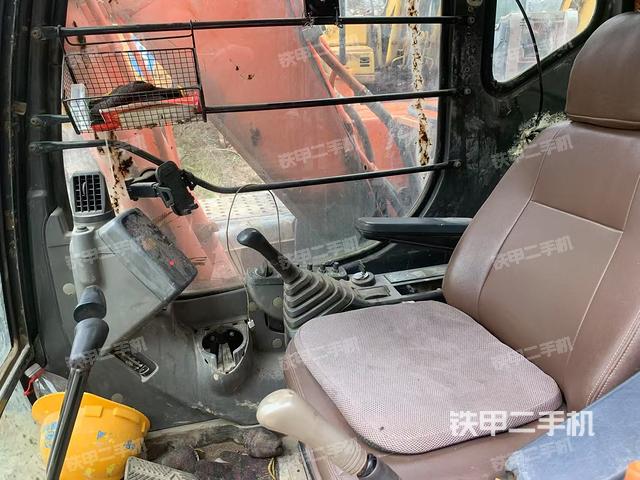 駕駛室整體(整機外觀) 駕駛室整體(整機外觀)