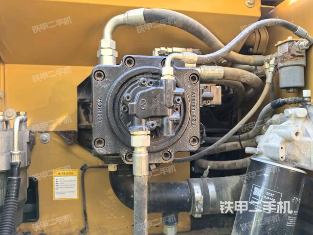 液壓泵艙室正面整體（整機外觀）