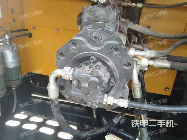 液压泵舱室正面整体（整机外观）