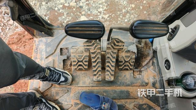 行走控制手柄和踏板?俯拍（駕駛室部分）