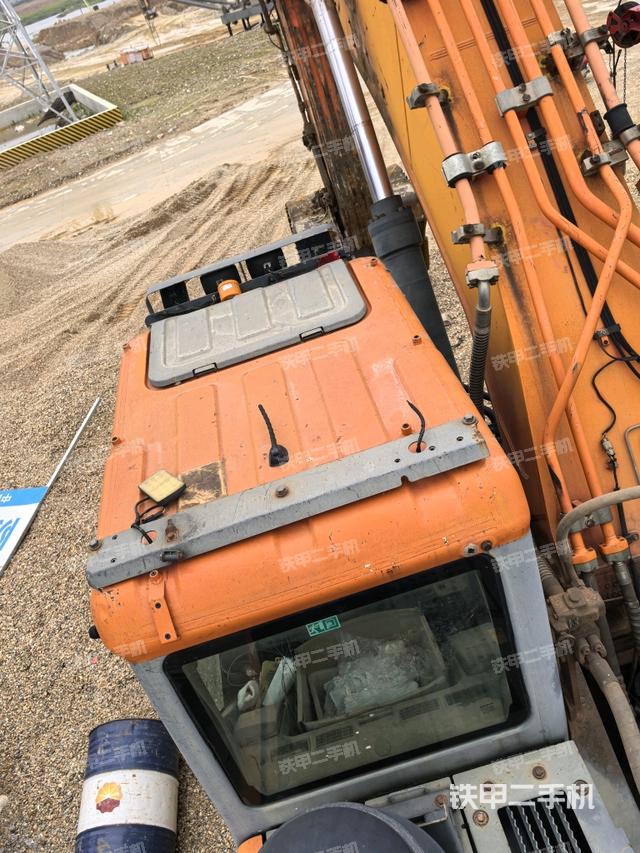 駕駛室頂部(整機(jī)外觀) 駕駛室頂部(整機(jī)外觀)
