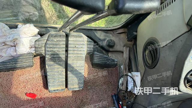 行走控制手柄和踏板?俯拍（駕駛室部分）