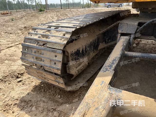 單側(cè)履帶整體(整機(jī)外觀) 單側(cè)履帶整體(整機(jī)外觀)