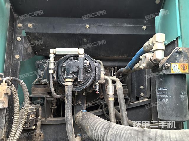 液压泵舱室正面整体（整机外观）