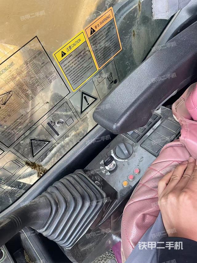 座椅右側(cè)控制臺(tái)/鑰匙門(mén)/油門(mén)/含右手柄（駕駛室部分）