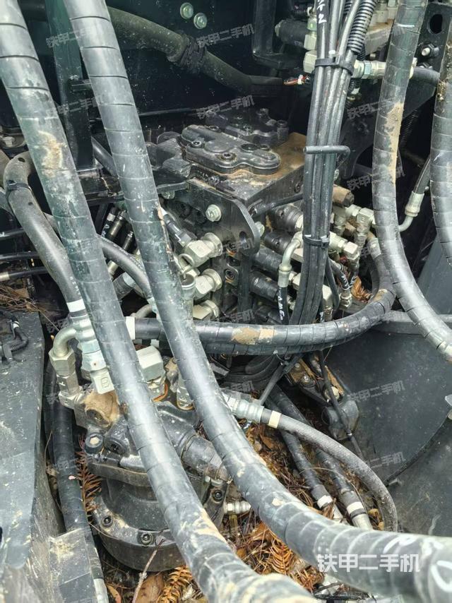 回轉(zhuǎn)馬達(dá)和主控閥（整機(jī)外觀）