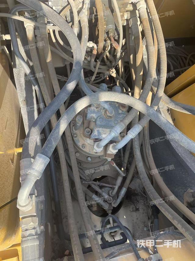 回轉馬達和主控閥（整機外觀）