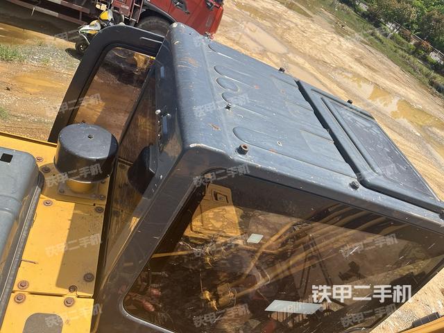 駕駛室頂部(整機(jī)外觀) 駕駛室頂部(整機(jī)外觀)