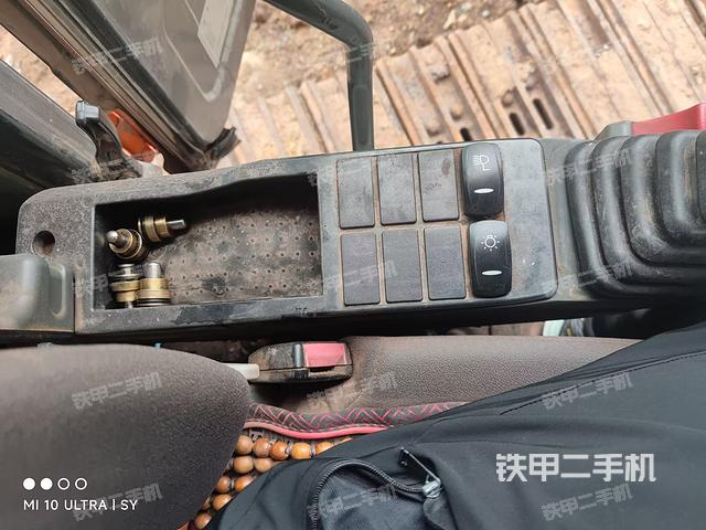 座椅左側(cè)控制臺(tái)/音響/含左手柄(駕駛室部分) 座椅左側(cè)控制臺(tái)/音響/含左手柄(駕駛室部分)