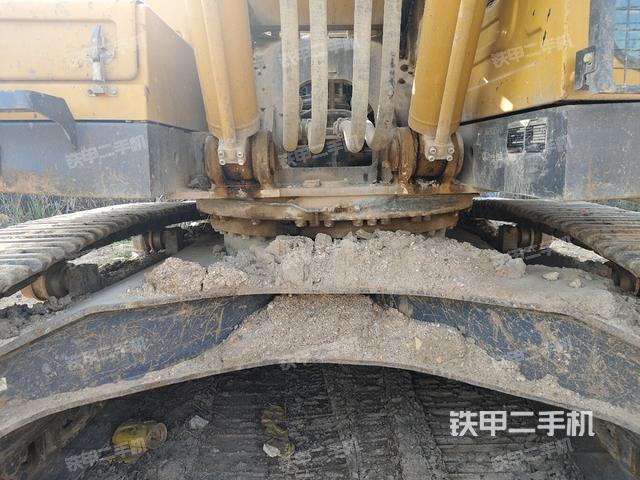 駕駛室頂部(整機(jī)外觀) 駕駛室頂部(整機(jī)外觀)