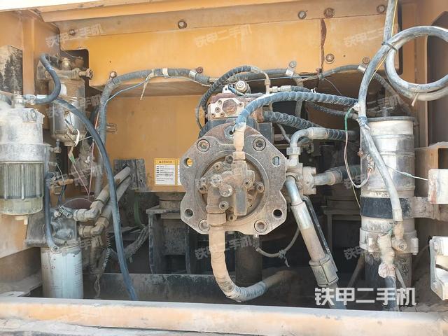 液壓泵艙室正面整體（整機外觀）