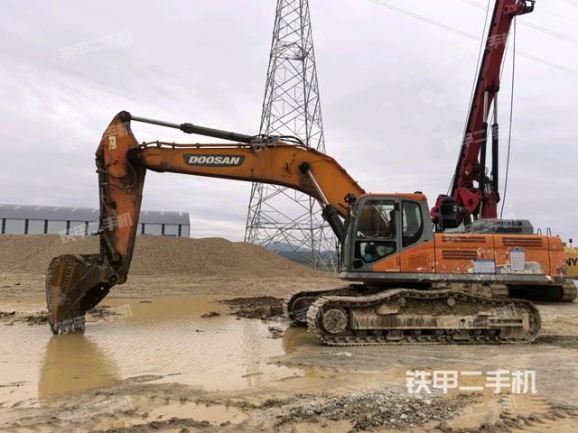 斗山DX380LC-9C挖掘機(jī)
