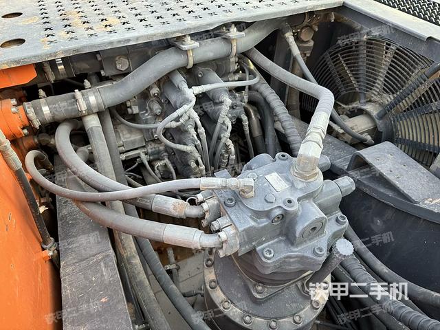 回转马达和主控阀（整机外观）