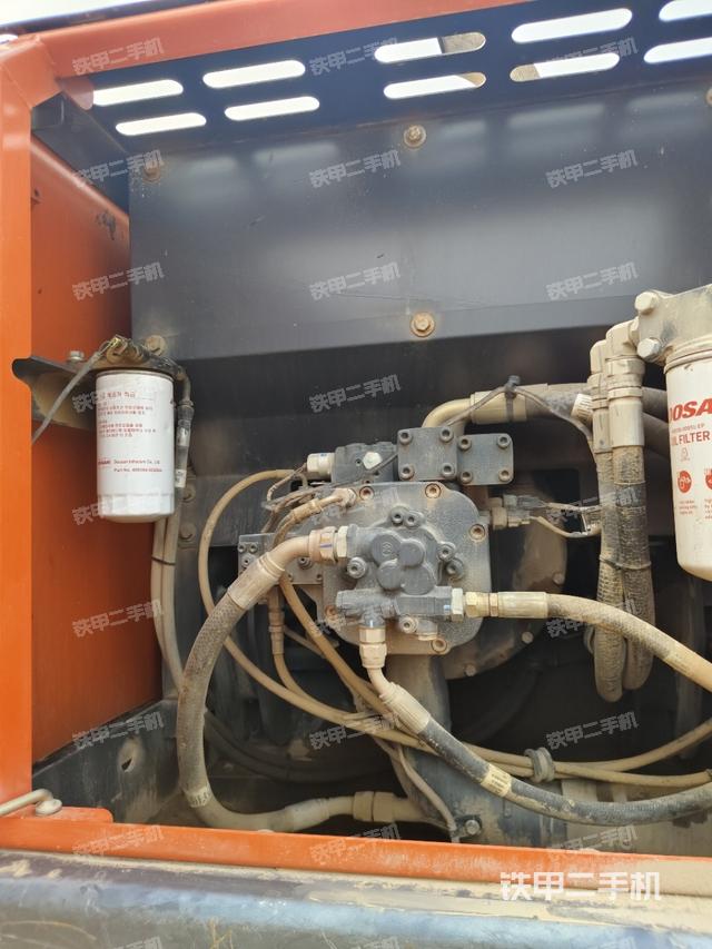 液壓泵艙室正面整體（整機(jī)外觀）