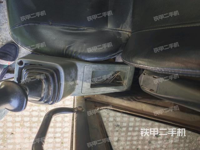 座椅右側(cè)控制臺(tái)/鑰匙門(mén)/油門(mén)/含右手柄（駕駛室部分）