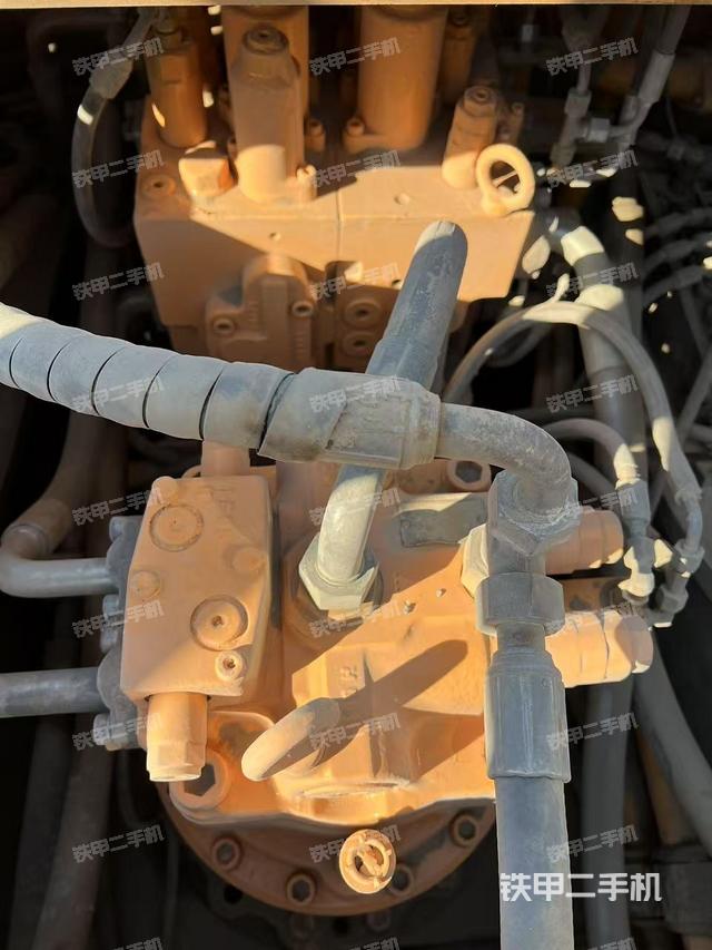 回轉(zhuǎn)馬達和主控閥(整機外觀) 回轉(zhuǎn)馬達和主控閥(整機外觀)