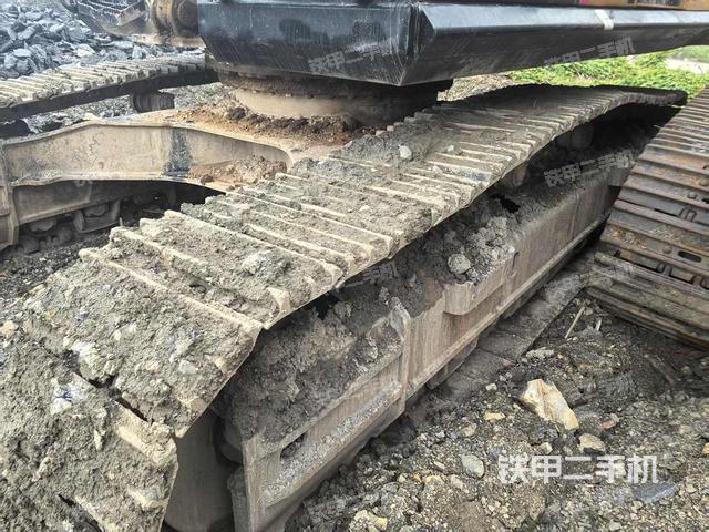 單側(cè)履帶整體(整機(jī)外觀) 單側(cè)履帶整體(整機(jī)外觀)