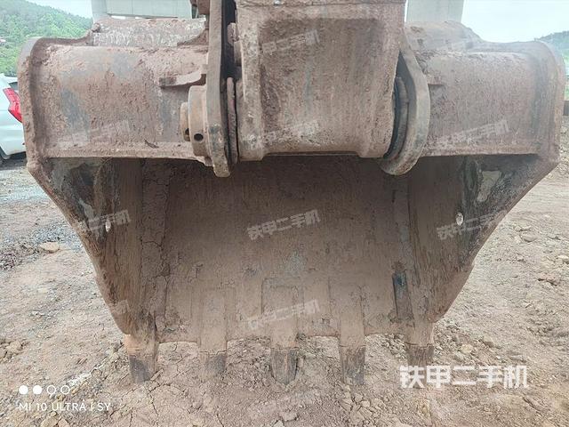鏟斗右后整體(工作和回轉(zhuǎn)裝置) 鏟斗右后整體(工作和回轉(zhuǎn)裝置)
