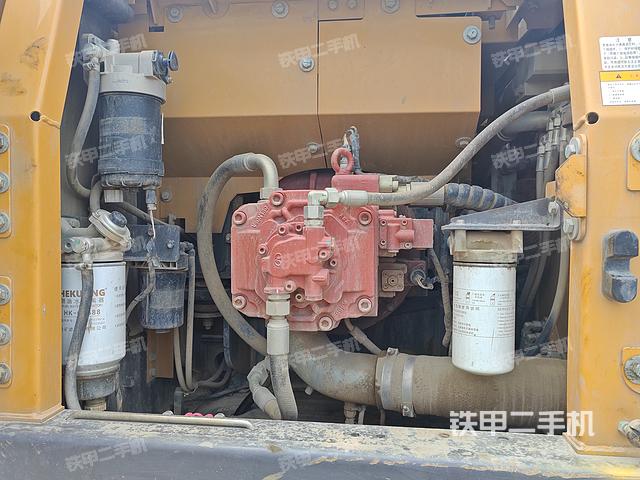 液压泵舱室正面整体（整机外观）