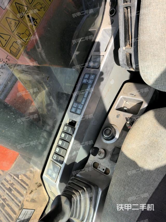 座椅右側控制臺/鑰匙門/油門/含右手柄(駕駛室部分) 座椅右側控制臺/鑰匙門/油門/含右手柄(駕駛室部分)