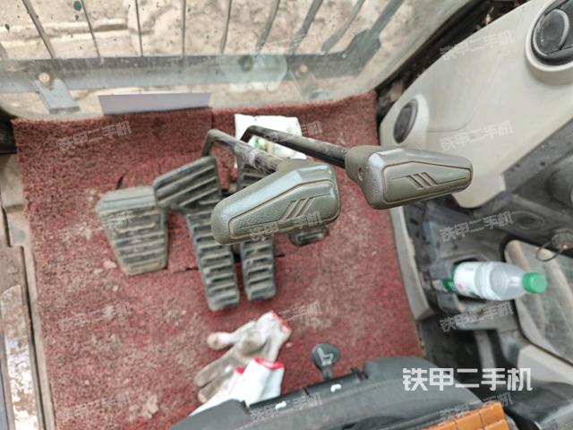 行走控制手柄和踏板?俯拍（駕駛室部分）