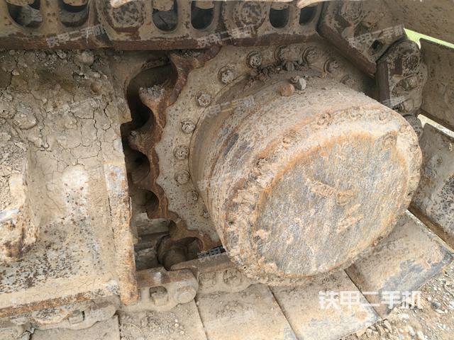 左驅(qū)動輪（行走機構(gòu)）