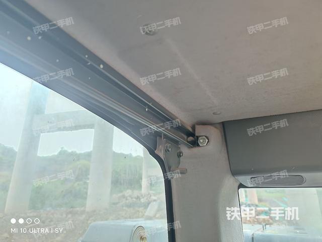 行走控制手柄和踏板?俯拍(駕駛室部分) 行走控制手柄和踏板?俯拍(駕駛室部分)