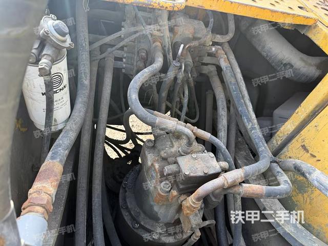 回轉(zhuǎn)馬達(dá)和主控閥（整機(jī)外觀）