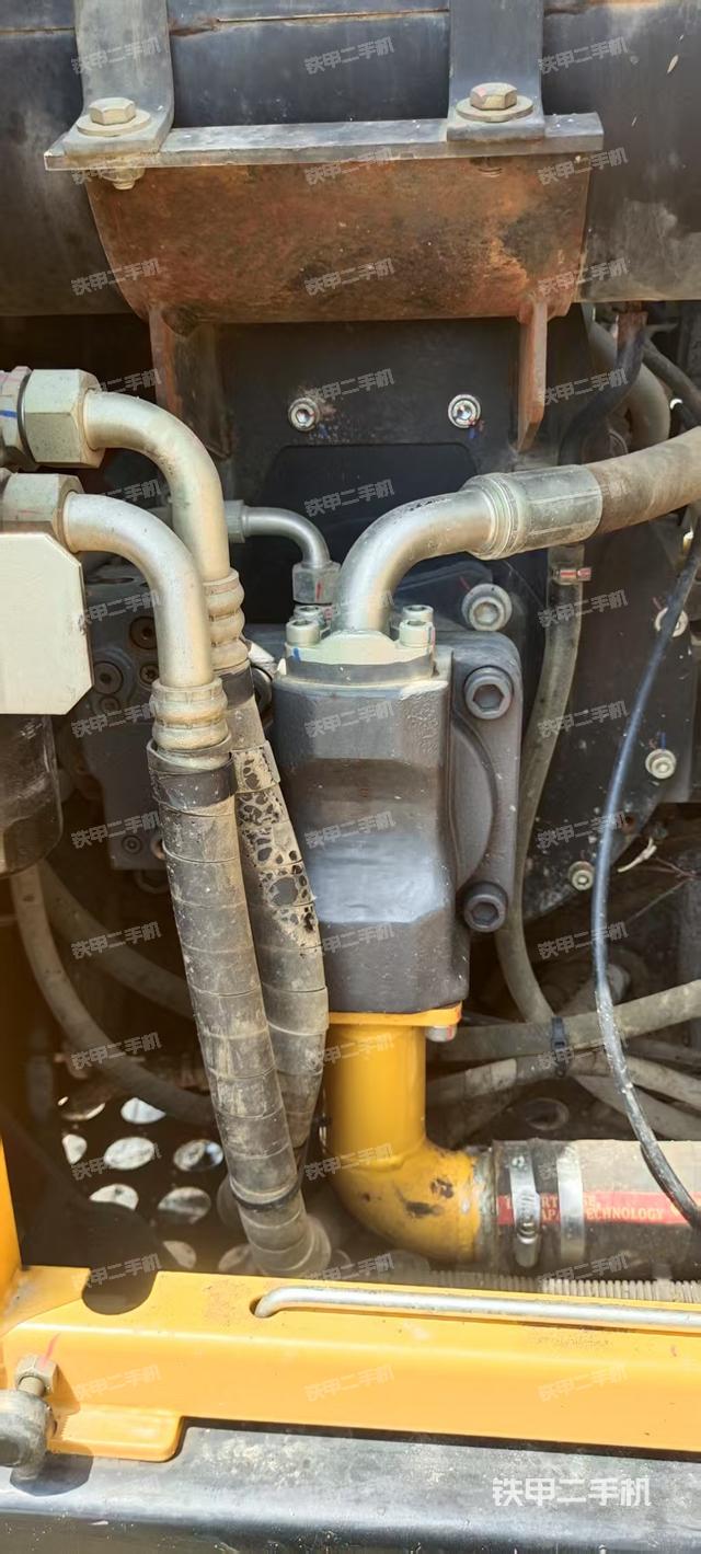 液壓泵艙室正面整體(整機外觀) 液壓泵艙室正面整體(整機外觀)