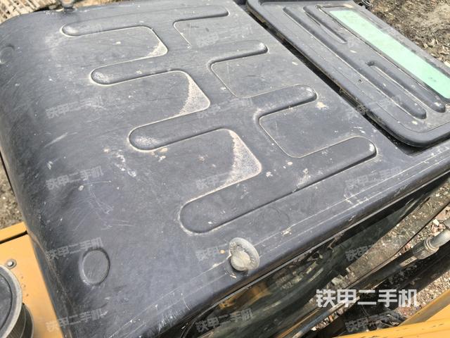 駕駛室頂部(整機(jī)外觀) 駕駛室頂部(整機(jī)外觀)