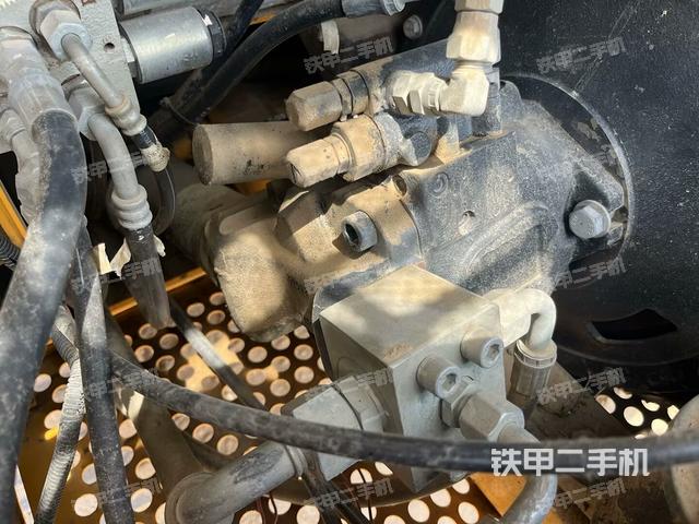 液壓泵艙室正面整體(整機(jī)外觀) 液壓泵艙室正面整體(整機(jī)外觀)