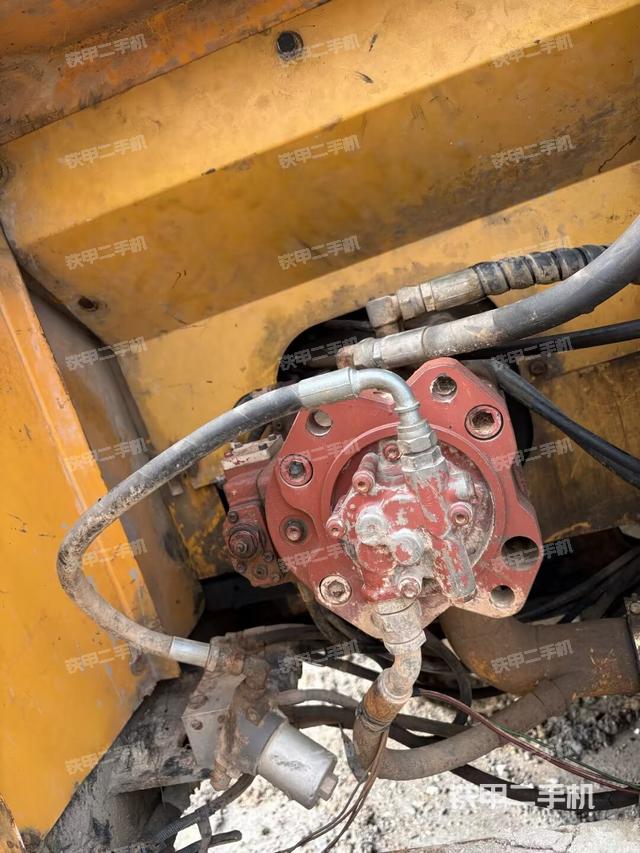 液壓泵艙室正面整體(整機(jī)外觀) 液壓泵艙室正面整體(整機(jī)外觀)