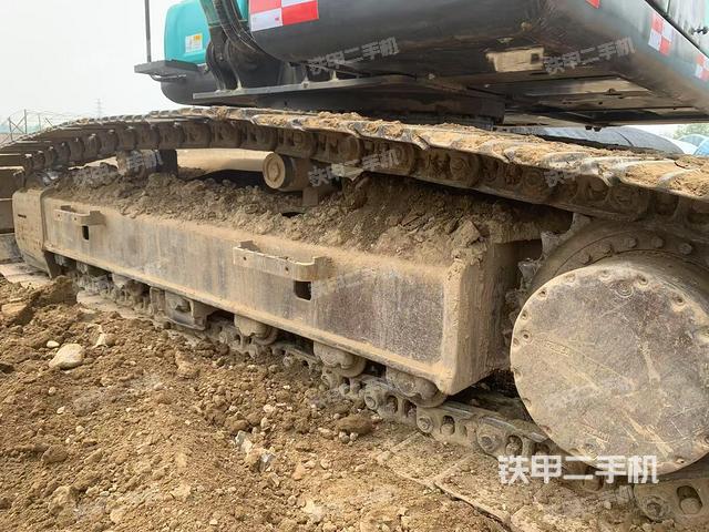 單側(cè)履帶整體(整機(jī)外觀) 單側(cè)履帶整體(整機(jī)外觀)