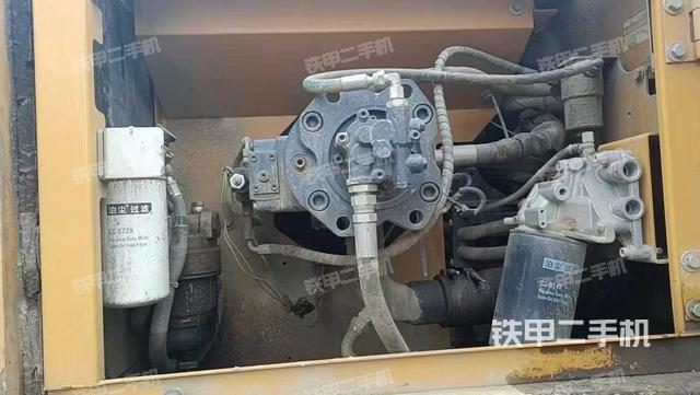液壓泵艙室正面整體(整機(jī)外觀) 液壓泵艙室正面整體(整機(jī)外觀)