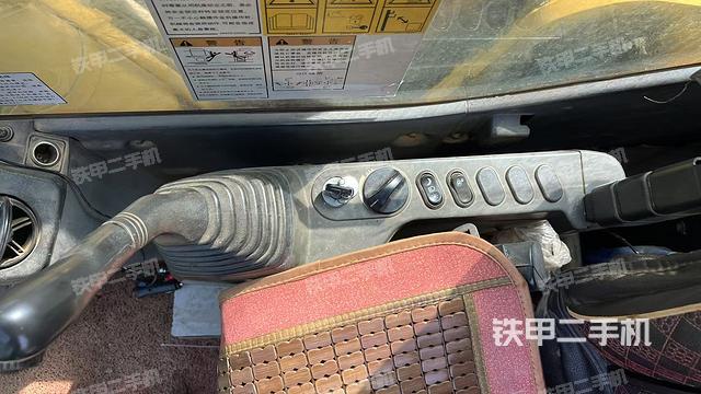 座椅右側(cè)控制臺/鑰匙門/油門/含右手柄（駕駛室部分）