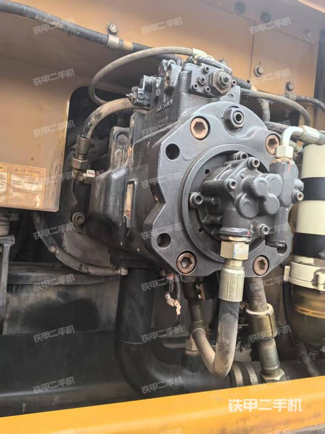 液壓泵艙室正面整體(整機(jī)外觀) 液壓泵艙室正面整體(整機(jī)外觀)
