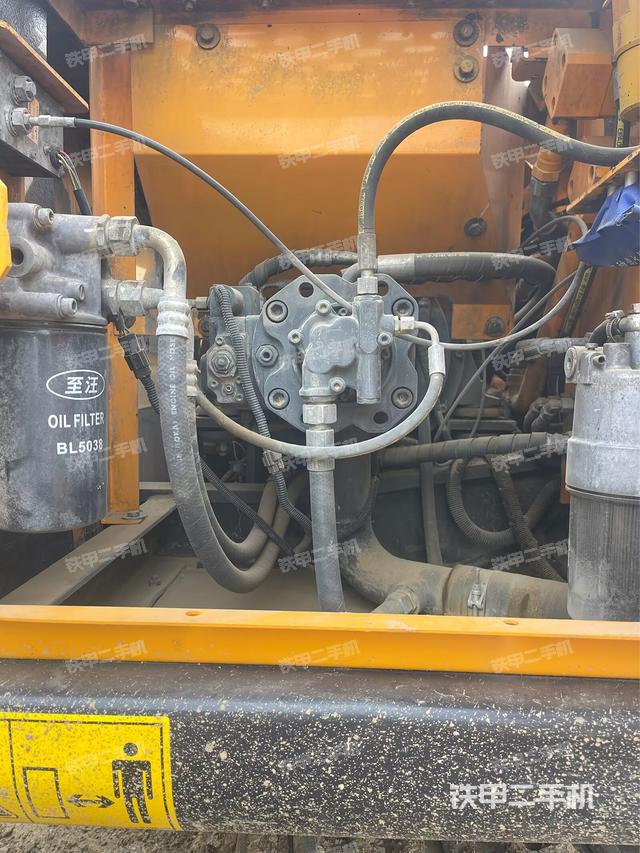 液壓泵艙室正面整體(整機(jī)外觀) 液壓泵艙室正面整體(整機(jī)外觀)