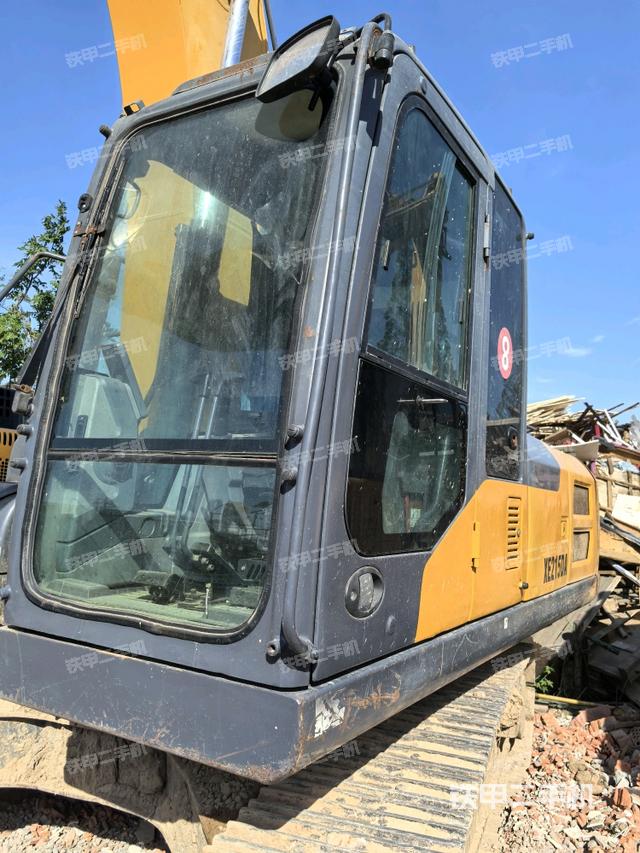 駕駛室整體(整機(jī)外觀) 駕駛室整體(整機(jī)外觀)