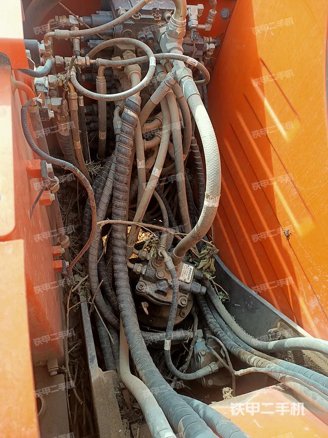 回轉(zhuǎn)馬達(dá)和主控閥（整機(jī)外觀）