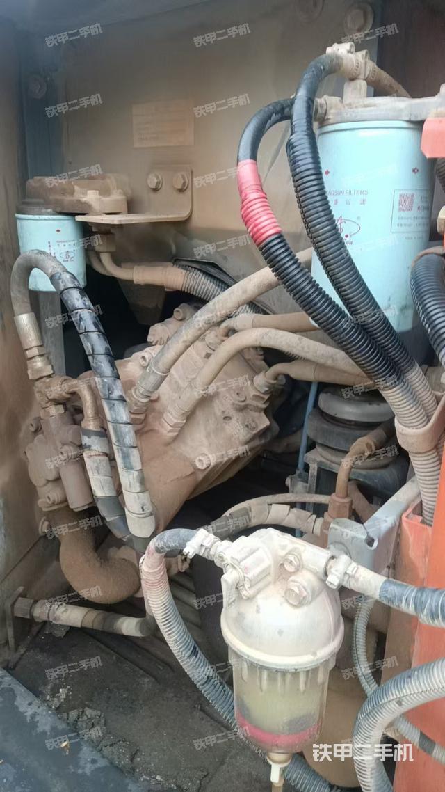 液壓泵艙室正面整體(整機(jī)外觀) 液壓泵艙室正面整體(整機(jī)外觀)