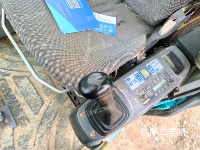 行走控制手柄和踏板?俯拍（駕駛室部分）