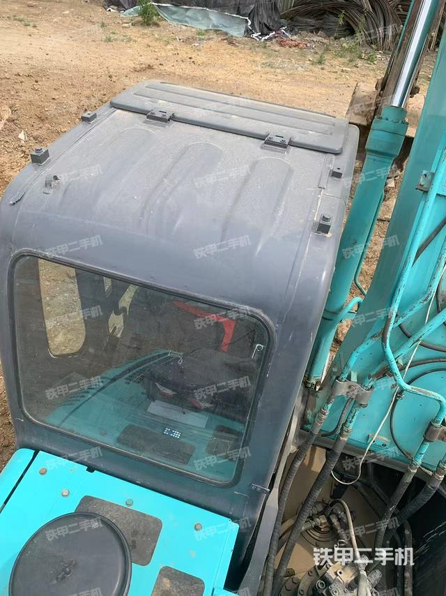 駕駛室頂部(整機(jī)外觀) 駕駛室頂部(整機(jī)外觀)